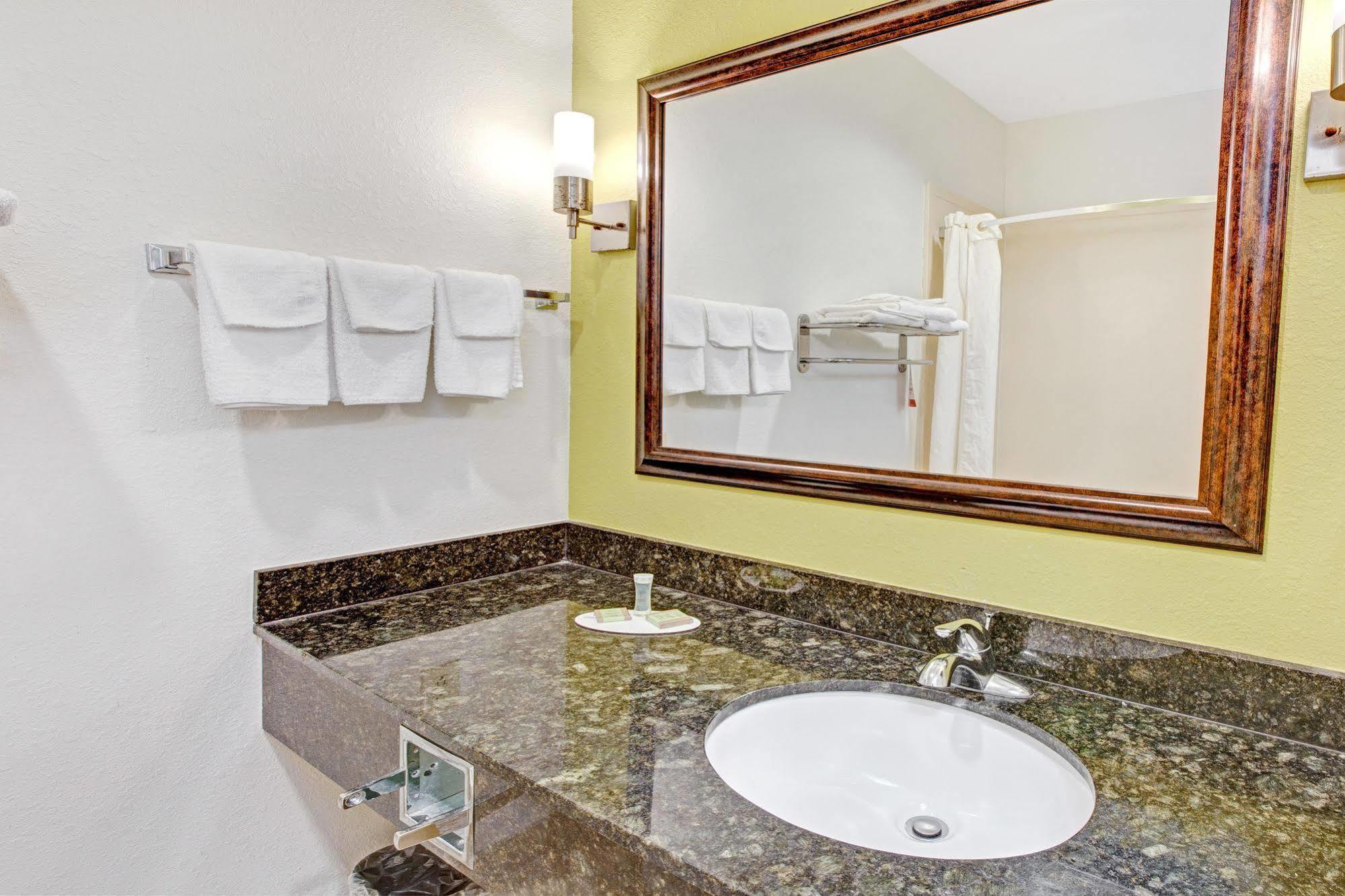 Super 8 By Wyndham Laporte La Porte Ngoại thất bức ảnh